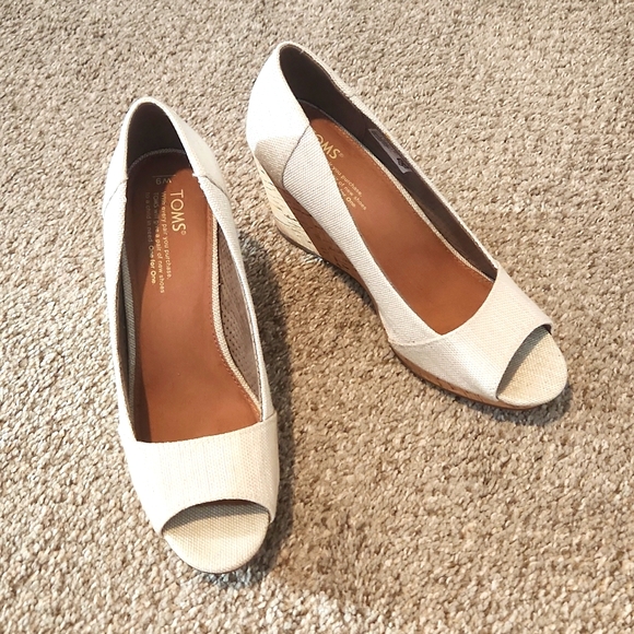 TOMS Wedge Heel Cream Sandal Shoes Size 9 Wide - Picture 1 of 8